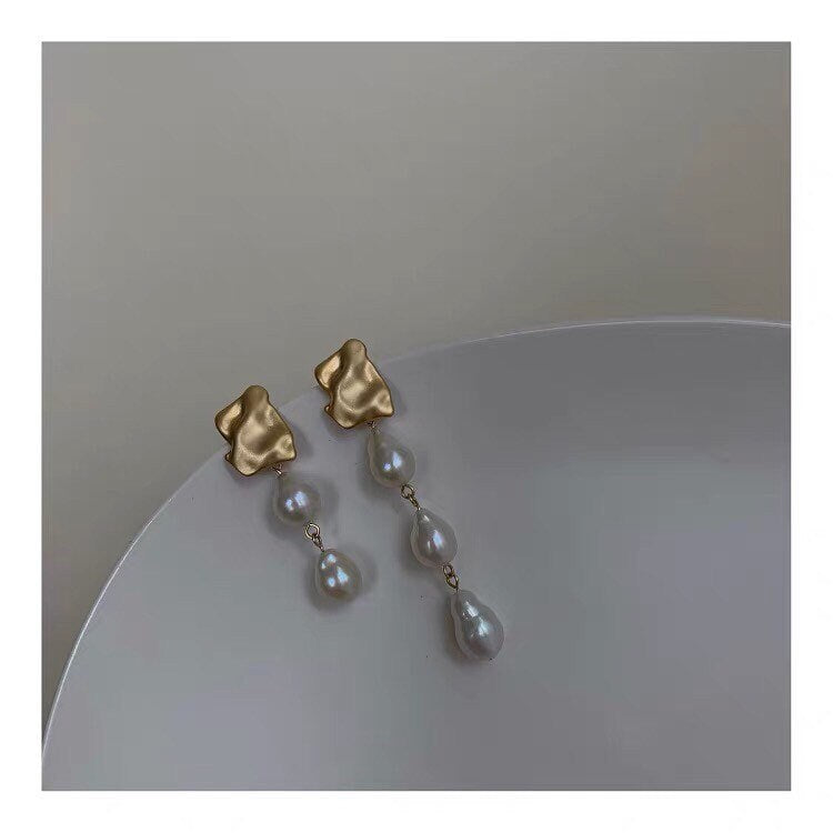 Chic freshwater small baroque pearl clip-on nugget unbalanced dangle earring. Comfortable Non pierced ear clip. Bridal earring. Gift for her