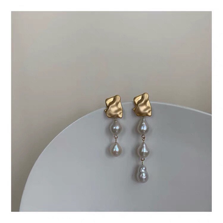 Chic freshwater small baroque pearl clip-on nugget unbalanced dangle earring. Comfortable Non pierced ear clip. Bridal earring. Gift for her