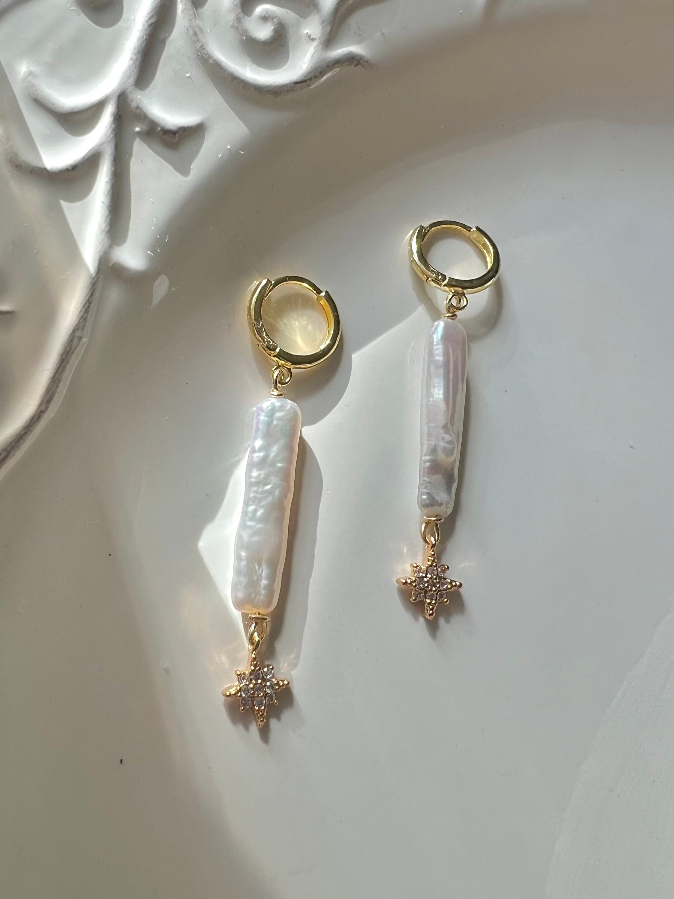 Chic freshwater baroque stick pearl sterling silver Huggies earrings. Boho pearl hoops earrings. Bridal earrings. Bridesmaid gift. Gift