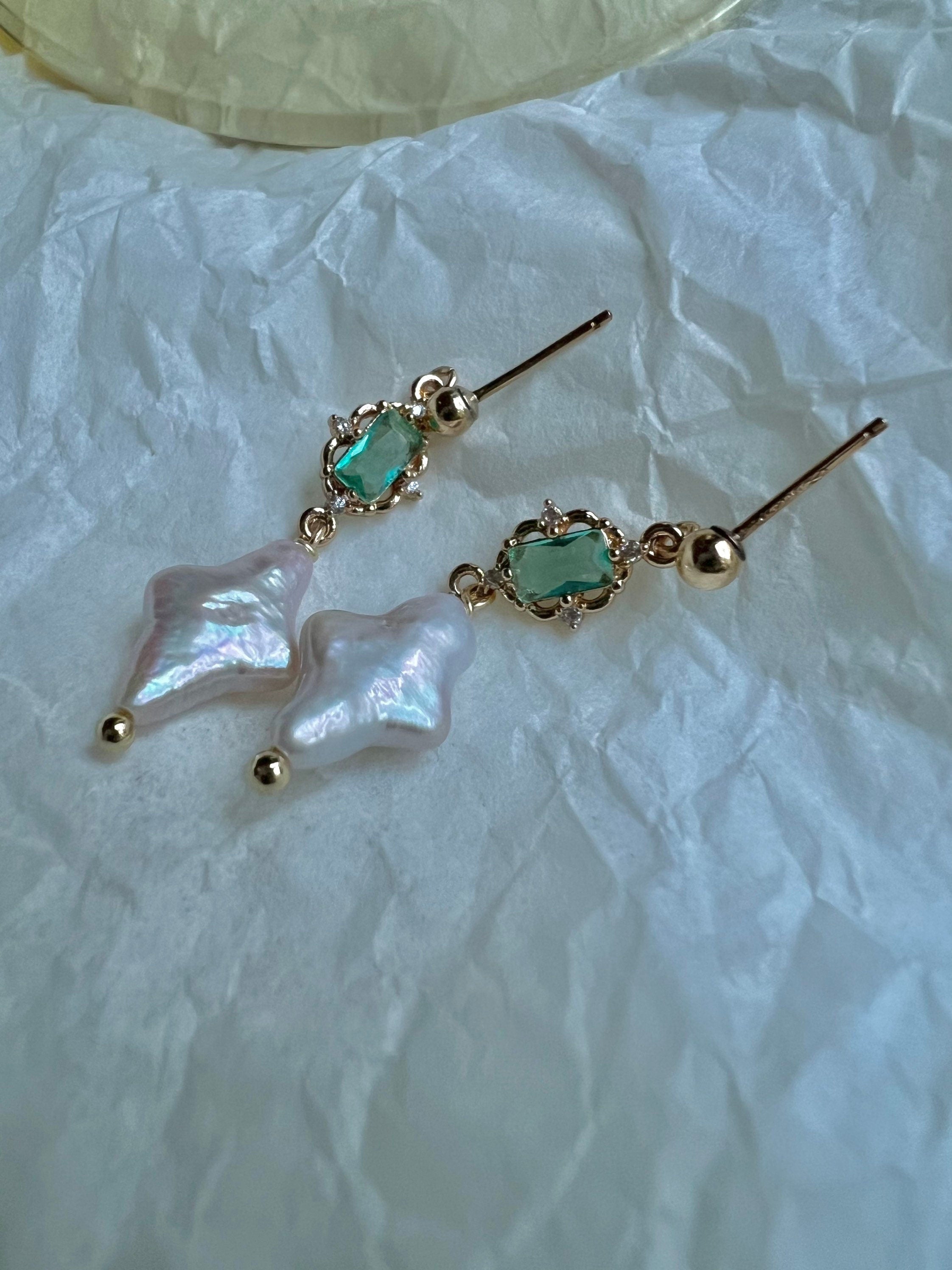 Gold filled High quality luster diamond baroque pearl earrings. Dainty irregular pearl earrings. Vintage filigree earrings. Bridal earrings.