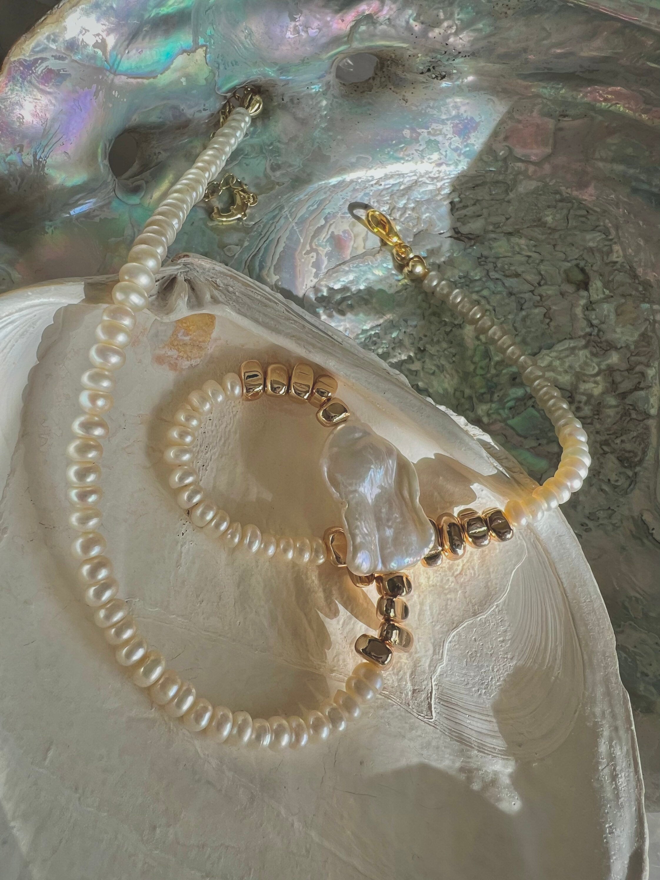 High quality luster baroque nuggets beaded necklace. Gold tone necklace. Chic necklace. Stackable necklace. Gift for her