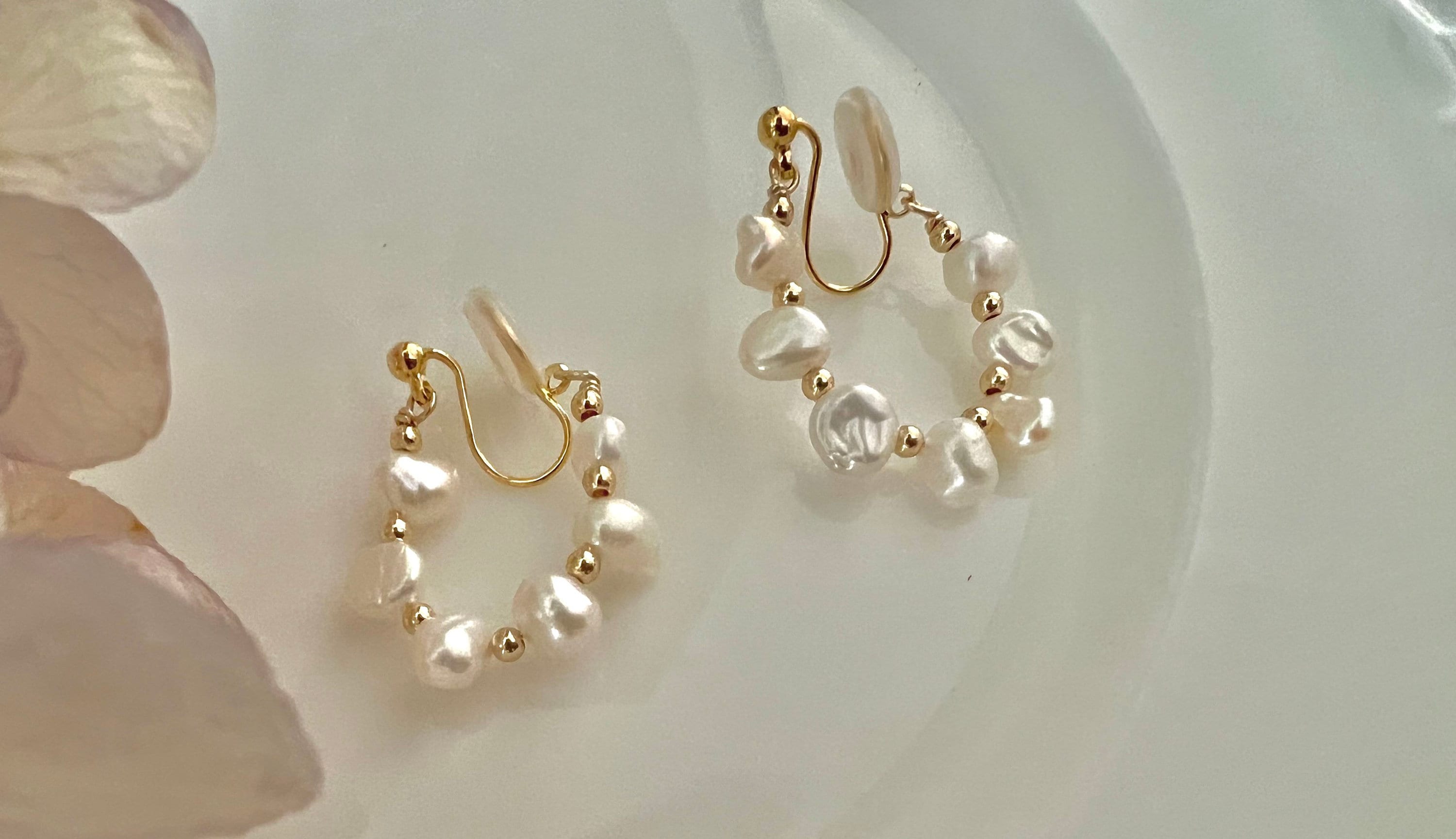 Tiny genuine baroque Pearl clip on earring. Luster irregular pearl comfortable earring. Dainty no pierced earrings. Huggie earring