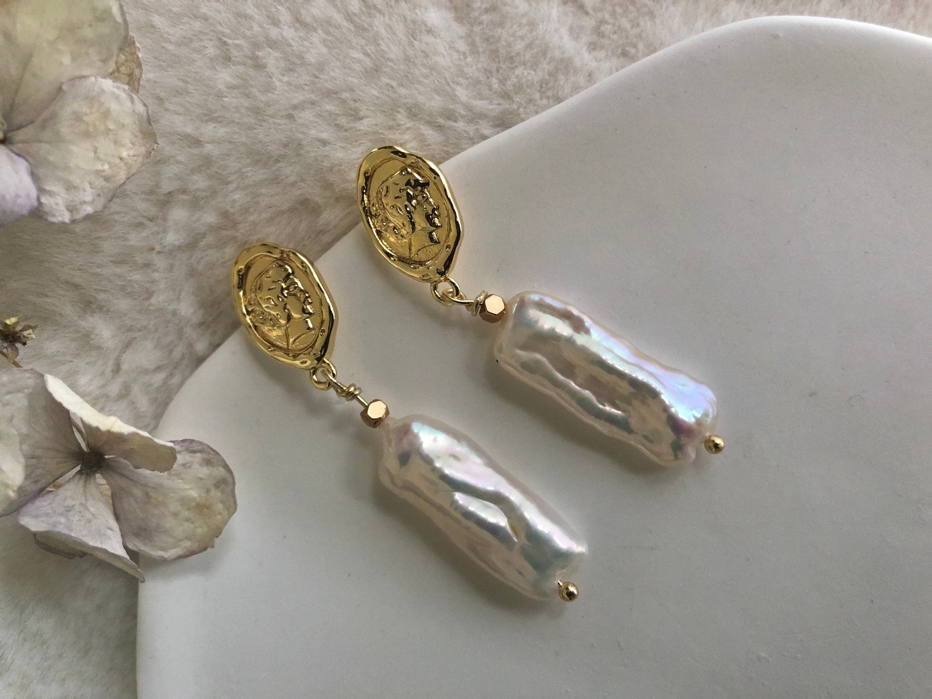 Freshwater keshi purple. and peacock pearl dangle earring. Real pearl earring. wedding earring. Queen earrings. Vintage pearl earrings.