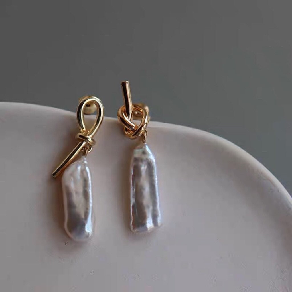 Unique Mismatched Gold Knot and Biwa Baroque Pearl Earrings, Freshwater Keshi Pearl Drop Earrings, Pearl Sticks Earrings. Clip on earrings.