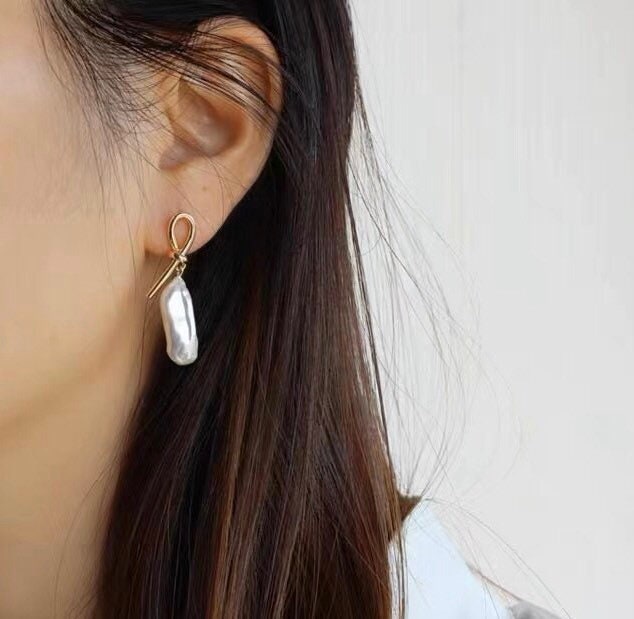 Unique Mismatched Gold Knot and Biwa Baroque Pearl Earrings, Freshwater Keshi Pearl Drop Earrings, Pearl Sticks Earrings. Clip on earrings.