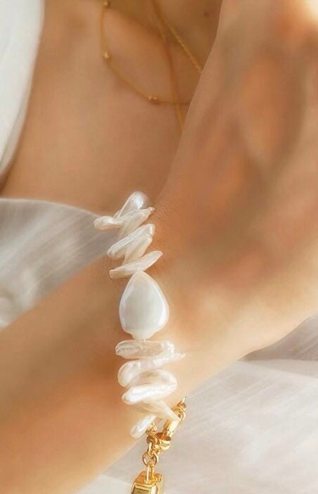 Freshwater multi-shape pearl dangle bracelet. Gold pearl bracelet. Chunky pearl bracelet. Wedding boho bracelet. Heart charm bracelet.