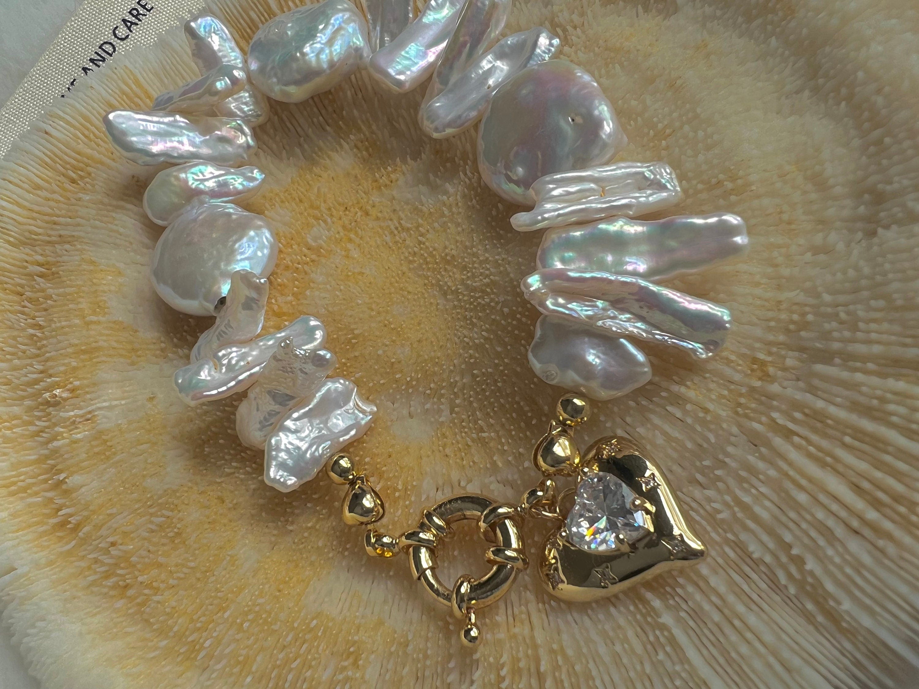 Freshwater multi-shape pearl dangle bracelet. Gold pearl bracelet. Chunky pearl bracelet. Wedding boho bracelet. Heart charm bracelet.