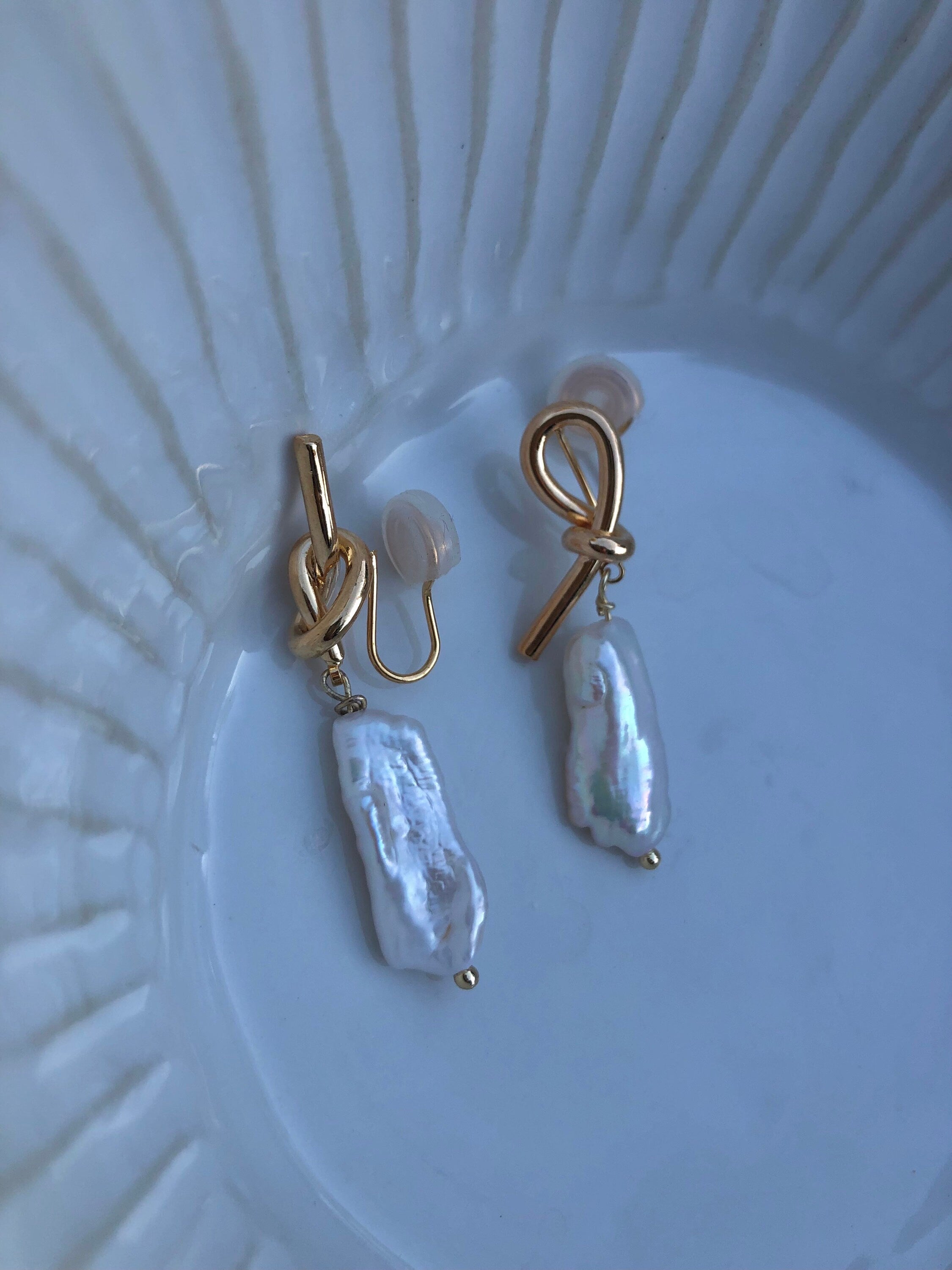 Unique Mismatched Gold Knot and Biwa Baroque Pearl Earrings, Freshwater Keshi Pearl Drop Earrings, Pearl Sticks Earrings. Clip on earrings.