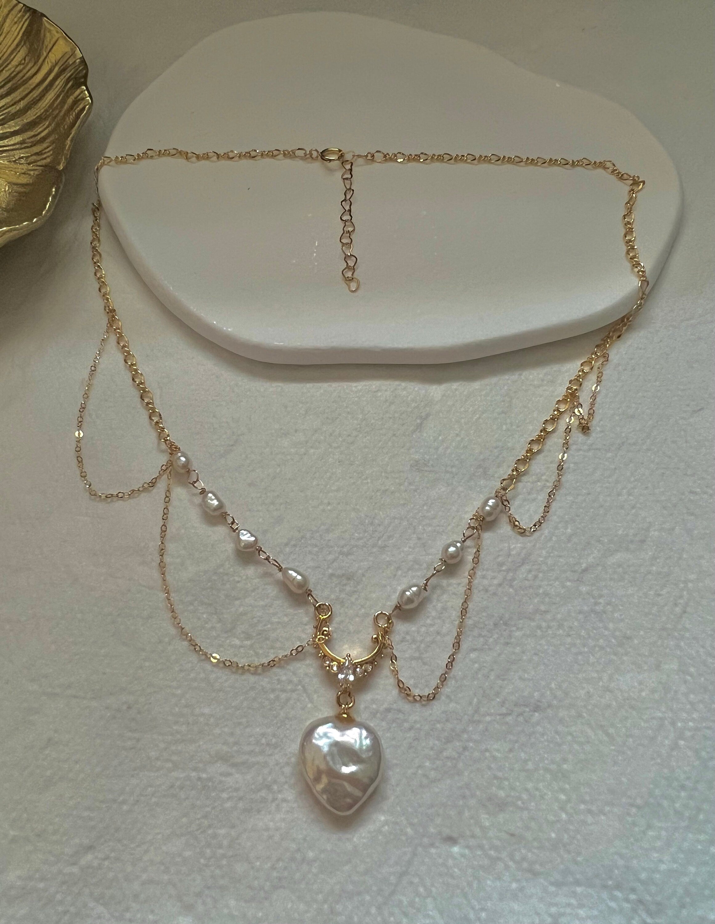 vintage style freshwater heart shape pearl necklace. Filigree zircon necklace. Elegant necklace. Wavy chain necklace. Gift.