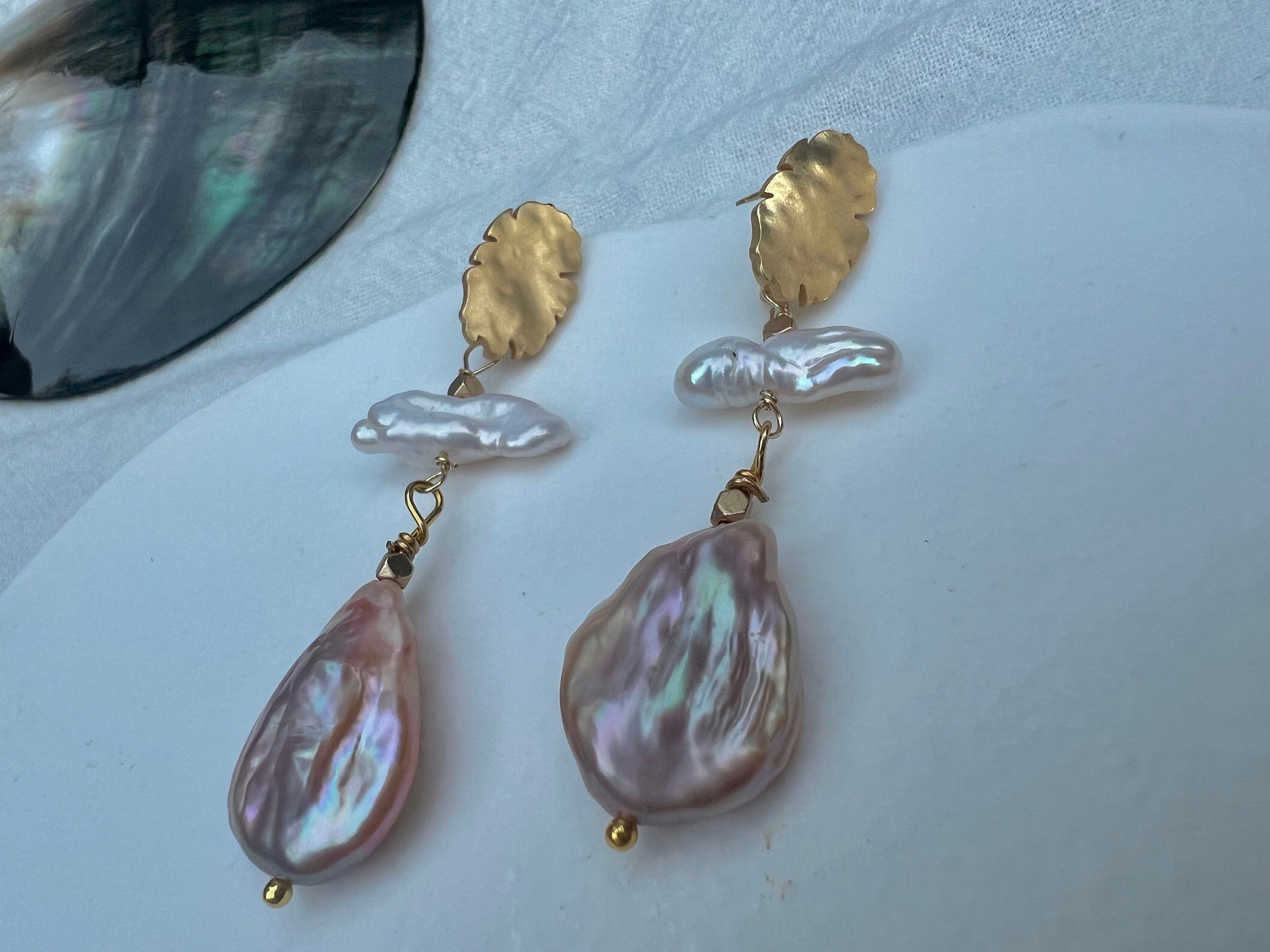 Freshwater keshi teardrop pearl purple/pink high quality luster hammered matte stud earrings. Trendy earrings. Minimalist earrings