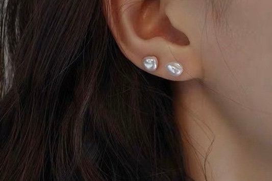 keshi freshwater pearl stud earring. Tiny pearl ear studs. Dainty baroque pearl earring. Everyday earring. Gift for her
