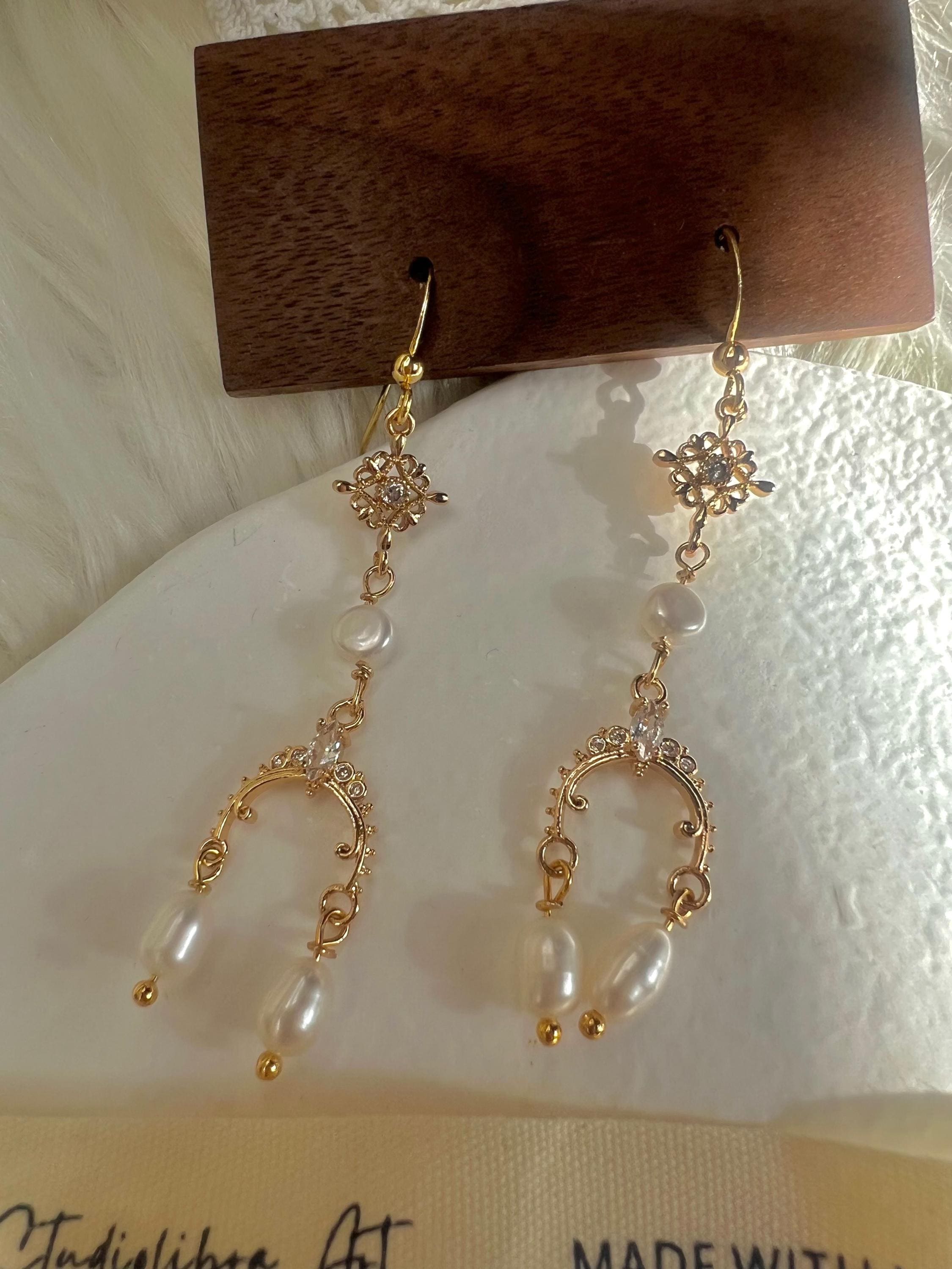 Vintage style freshwater pearl filigree earring. Asymmetric earring. Bridesmaid gift. Boho wedding pearl earring. Gift for her.