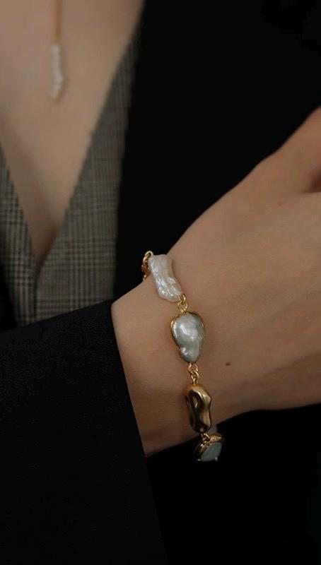 Genuine freshwater baroque pearl gold tone Bracelet. Adjustable bracelet. Boho wedding bridal bracelet. Chunky bracelet.