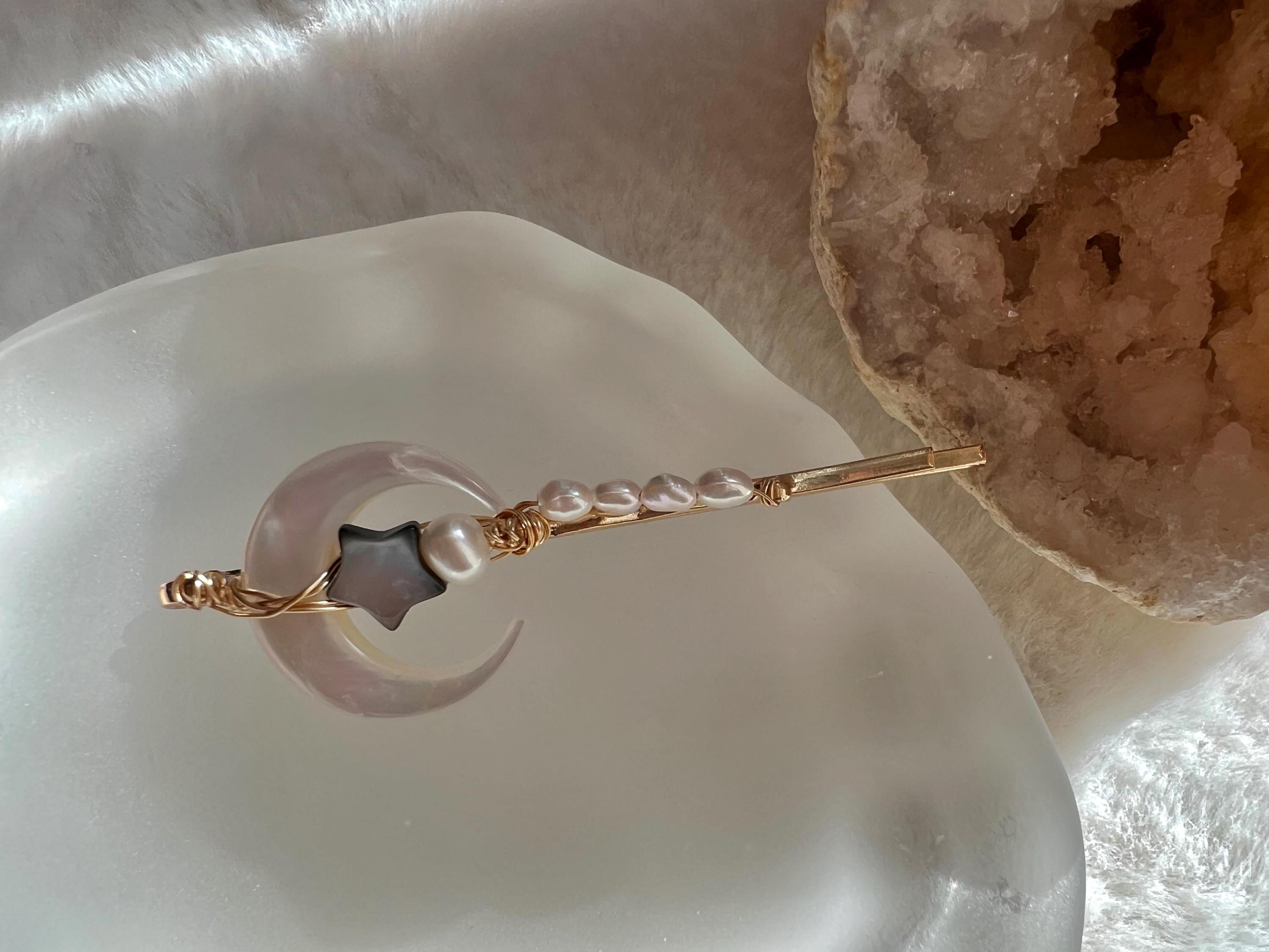 Freshwater pearl mother of the pearl moon hair clip. Barrette clip. Handmade pearl hair accessories. Pearl hair clasp. Hair slides.