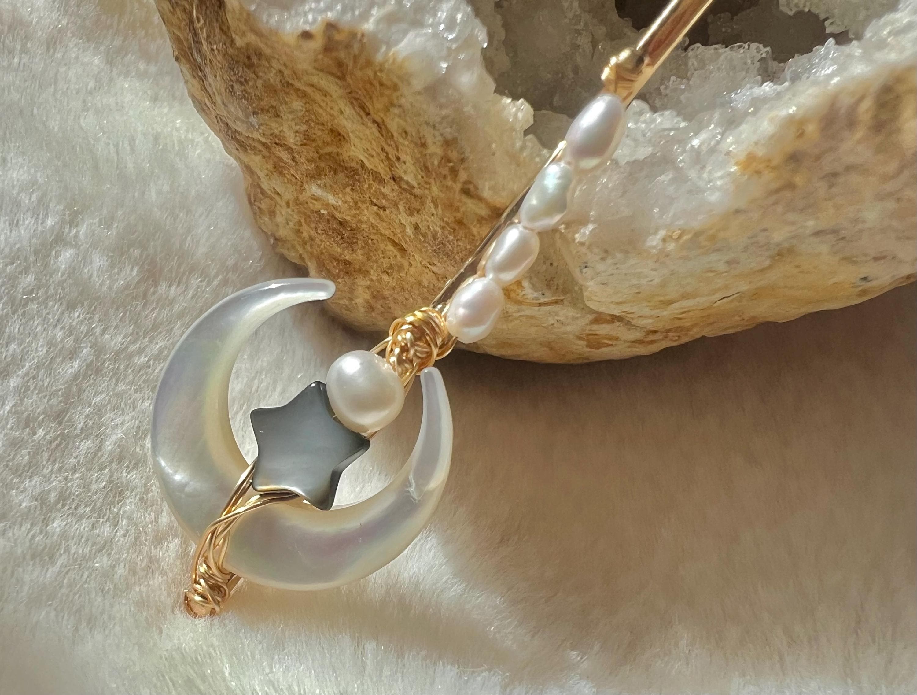 Freshwater pearl mother of the pearl moon hair clip. Barrette clip. Handmade pearl hair accessories. Pearl hair clasp. Hair slides.