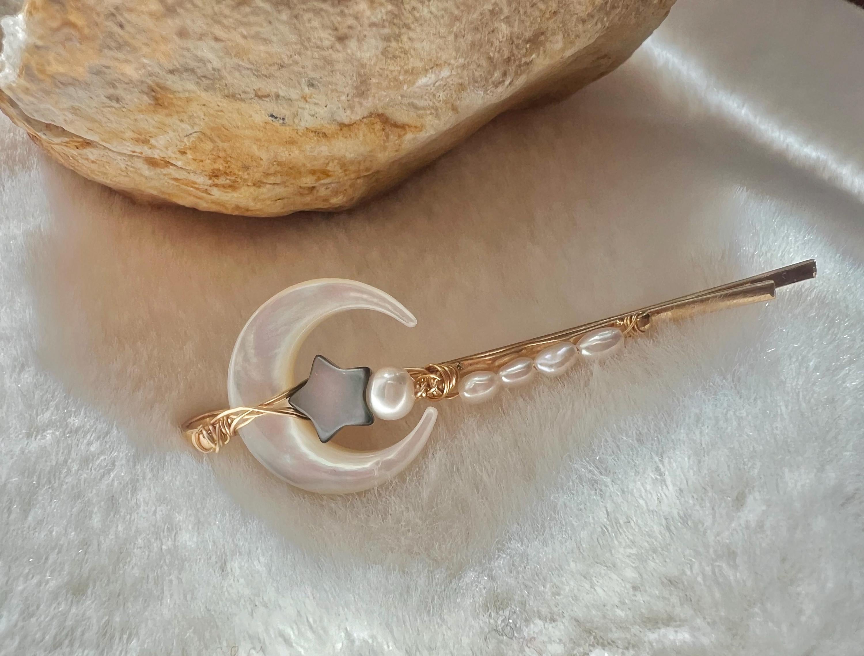 Freshwater pearl mother of the pearl moon hair clip. Barrette clip. Handmade pearl hair accessories. Pearl hair clasp. Hair slides.