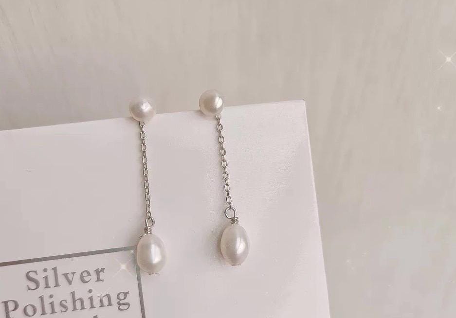 14K gold filled clip on freshwater pearl earring. No pain earring. Minimalist pearl earring. Pearl dangle earrings. No piercing earring.