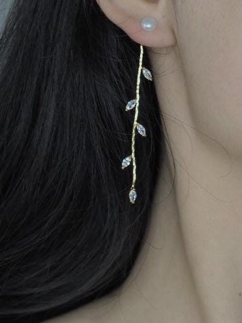 Gold chain long threader. Elegant ZC threader. Clear fashion floral clip-on earring. Dainty no pain threader. Delicate earring