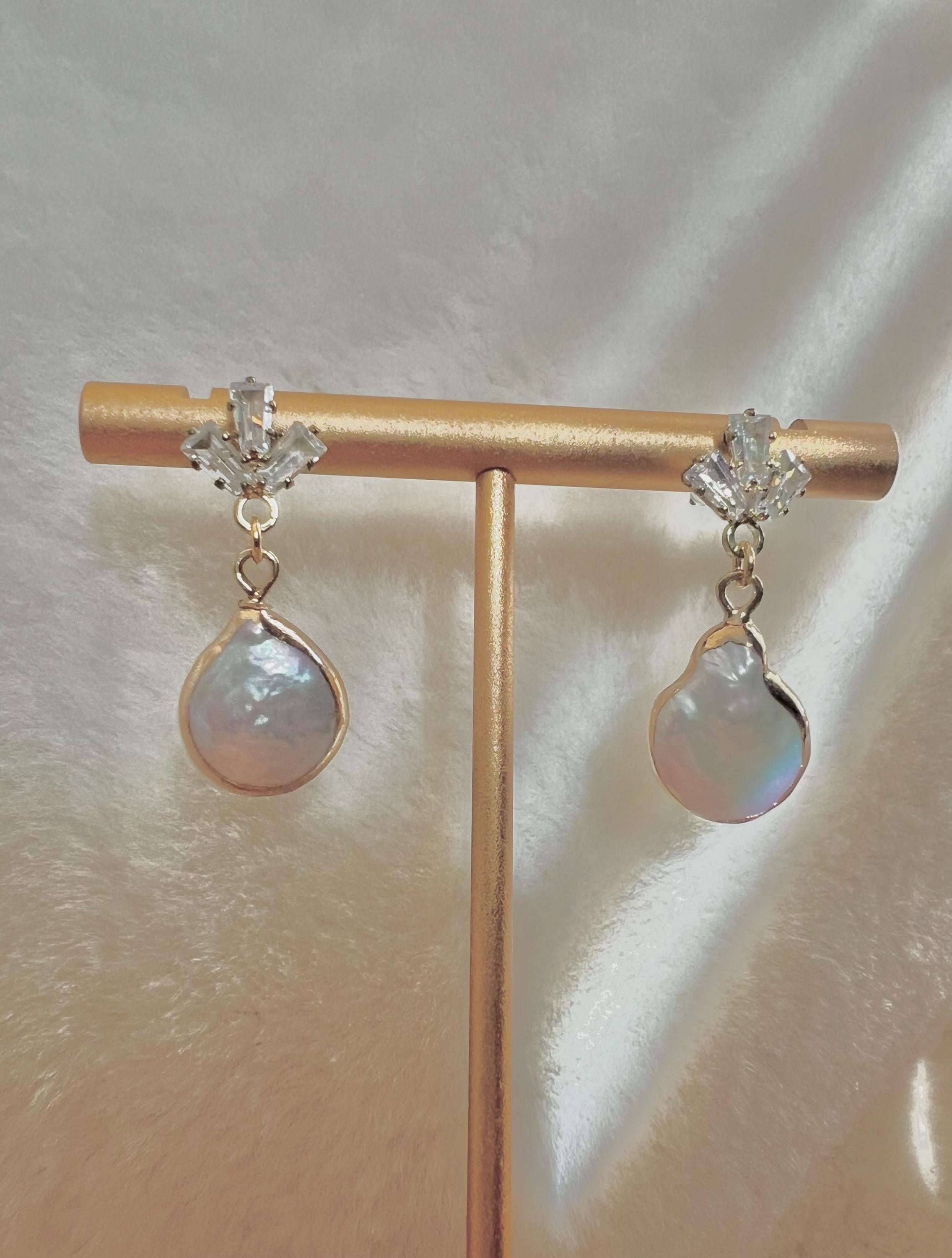 14K gold High quality luster genuine baroque pearl earrings. Dainty irregular pearl earrings. Vintage pearl earrings. Bridal earrings.