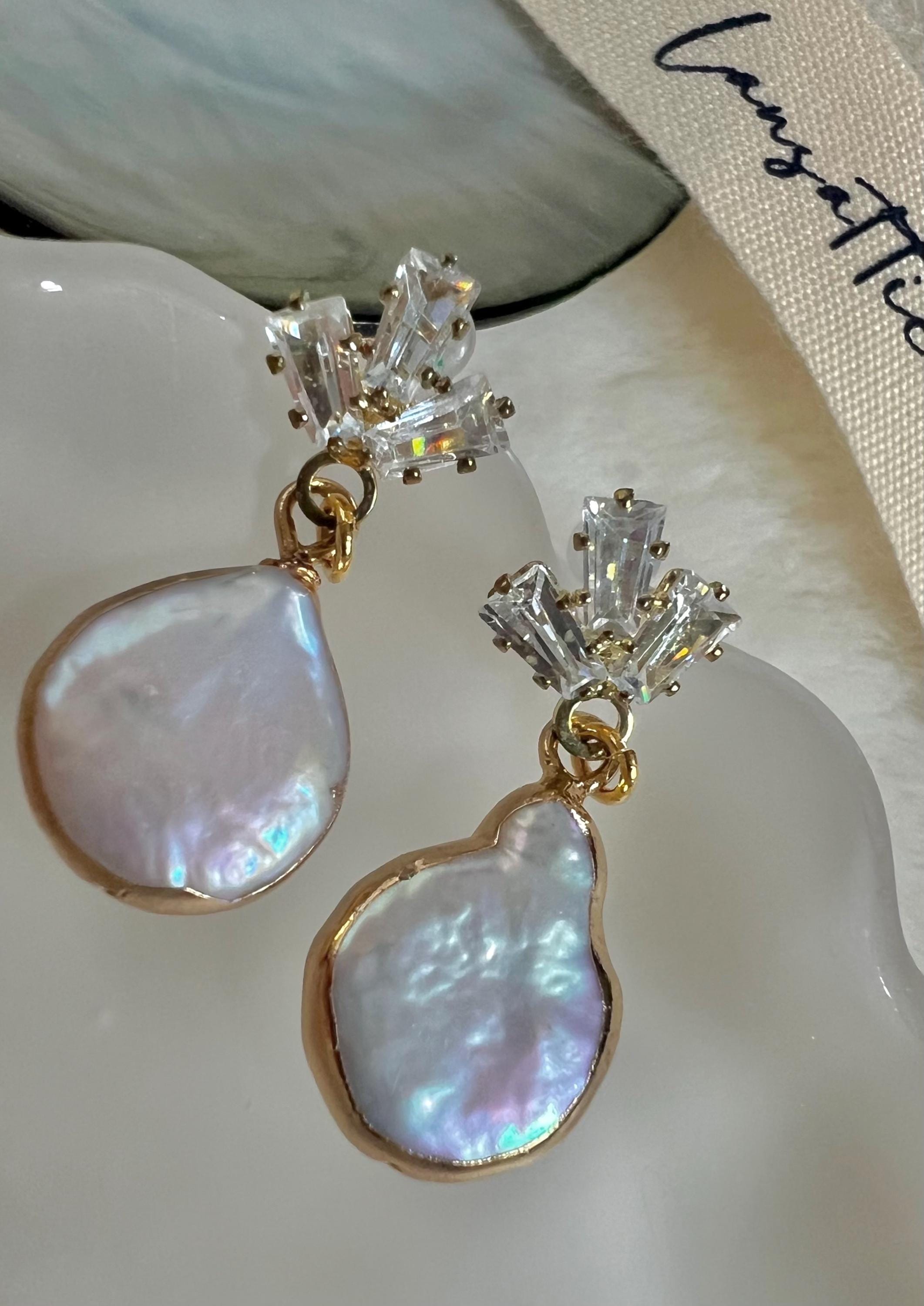 14K gold High quality luster genuine baroque pearl earrings. Dainty irregular pearl earrings. Vintage pearl earrings. Bridal earrings.