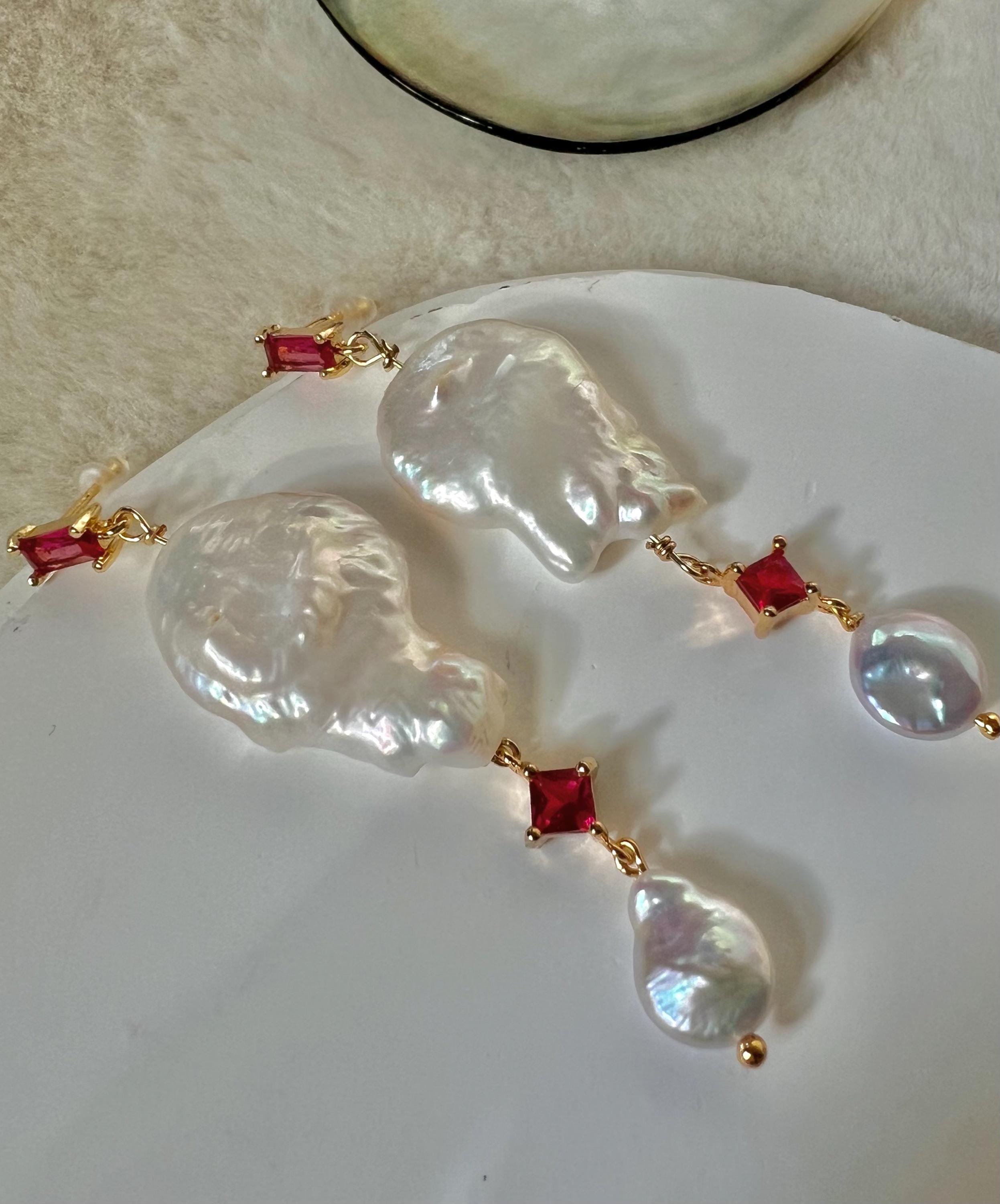 Art Deco Freshwater pearl dangle earrings. Chic earring. Double pearl earrings.  Vintage clip on earrings.