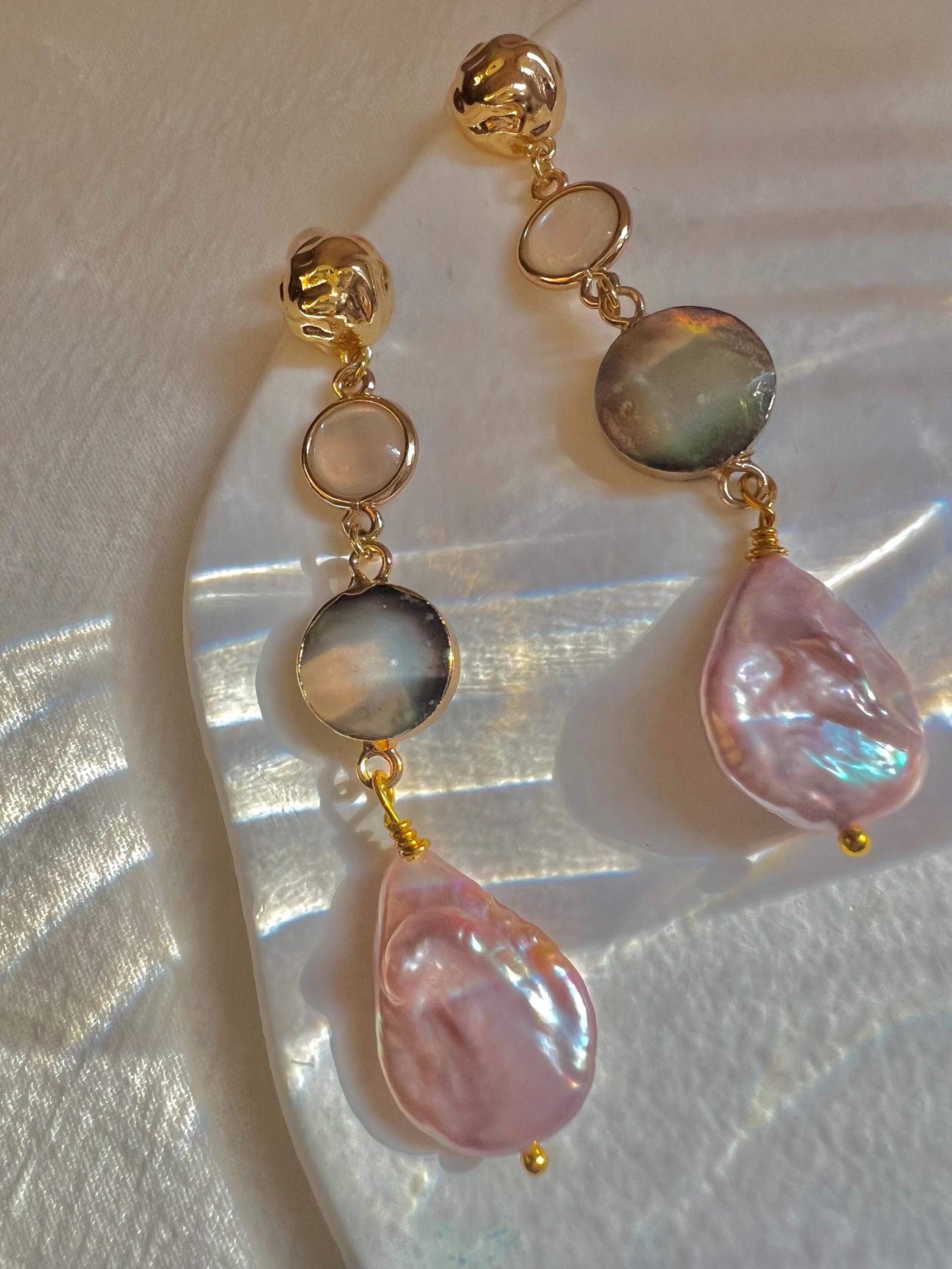 Designed freshwater pearl asymmetric dangle earrings. Mother of Pearl baroque pearl earrings. Dainty pearl earrings. Gift for her