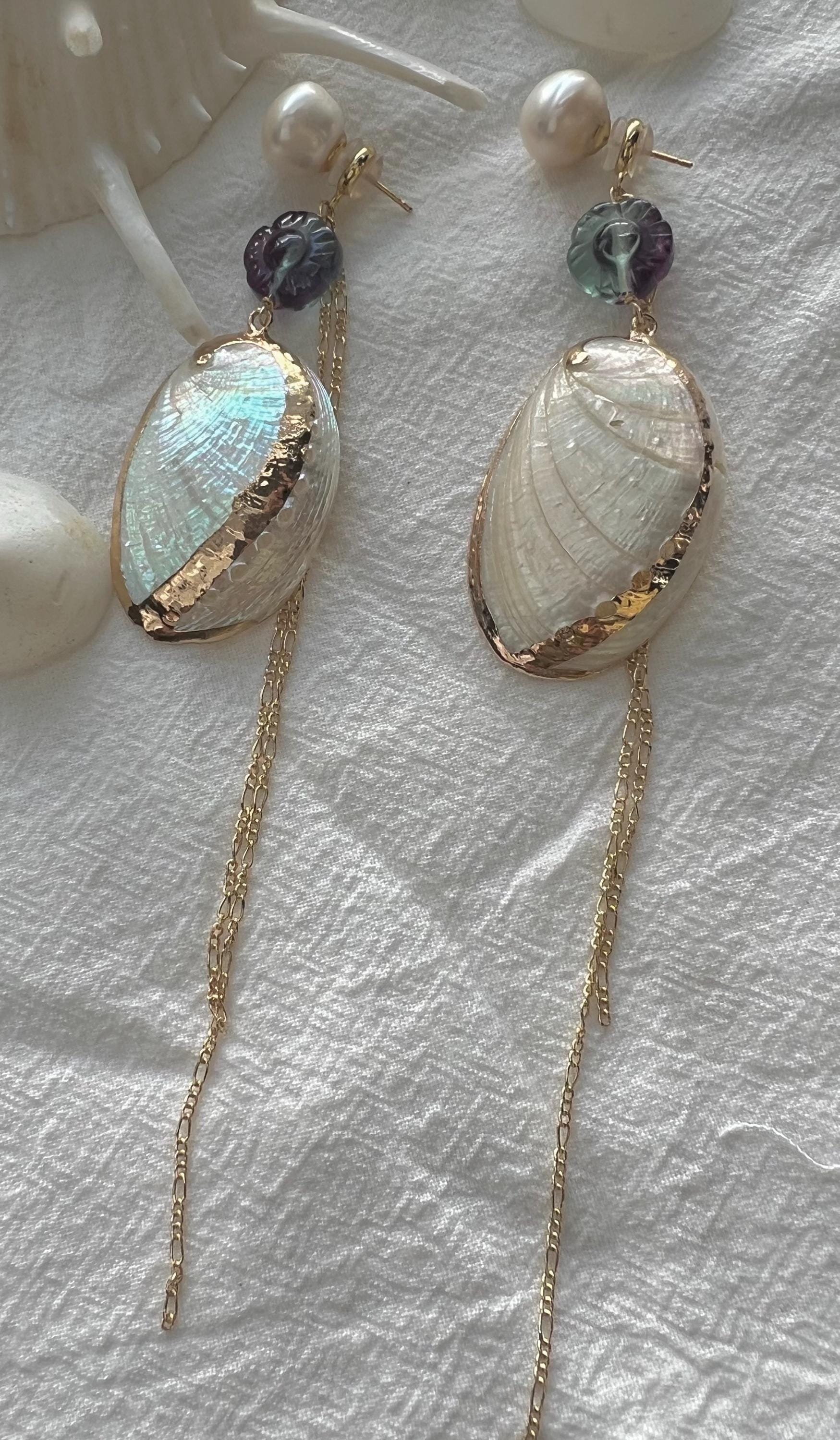 Art Deco freshwater pearl and shell and fluorite earrings. Elegant earrings. Chic long dangling earring. Vintage no pain earrings.