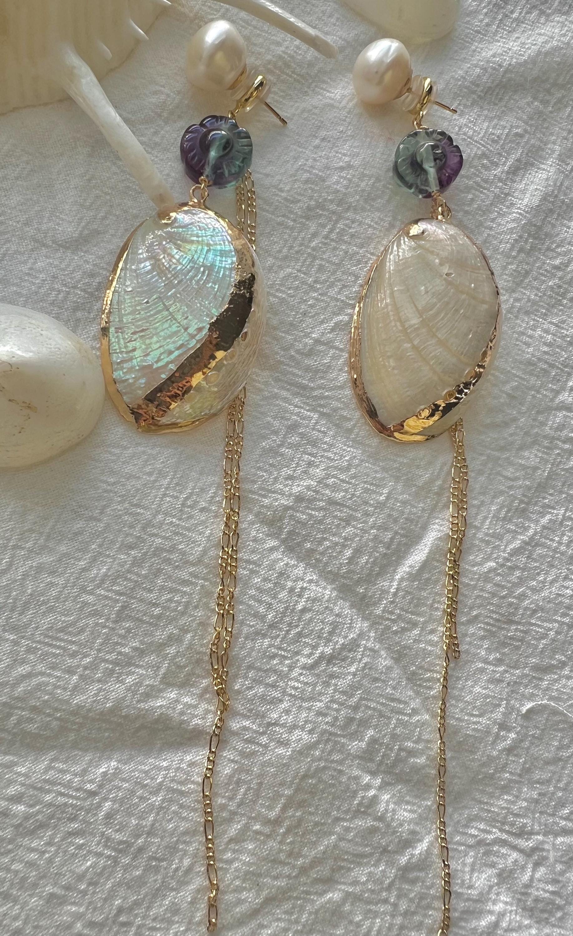 Art Deco freshwater pearl and shell and fluorite earrings. Elegant earrings. Chic long dangling earring. Vintage no pain earrings.