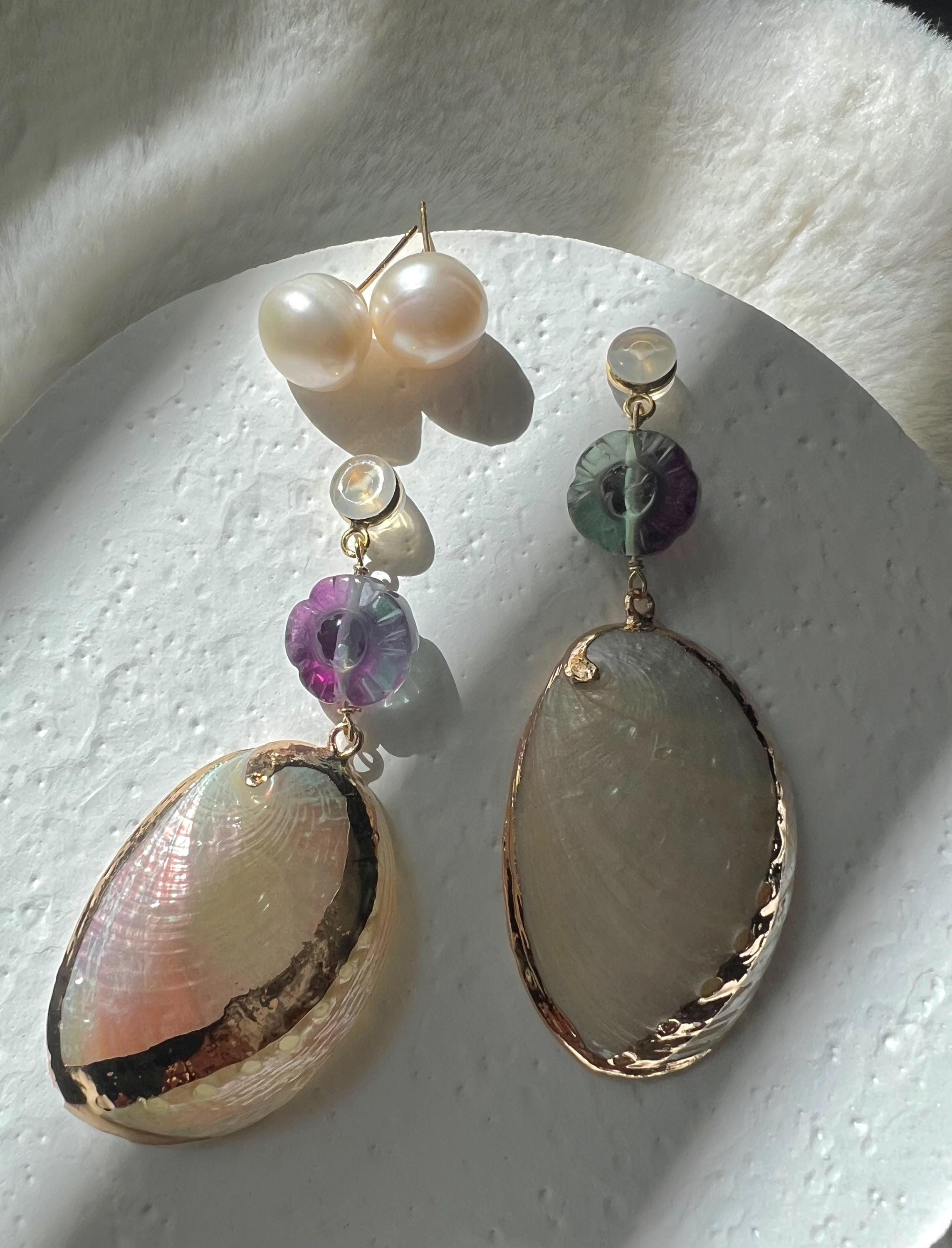 Art Deco freshwater pearl and shell and fluorite earrings. Elegant earrings. Chic long dangling earring. Vintage no pain earrings.
