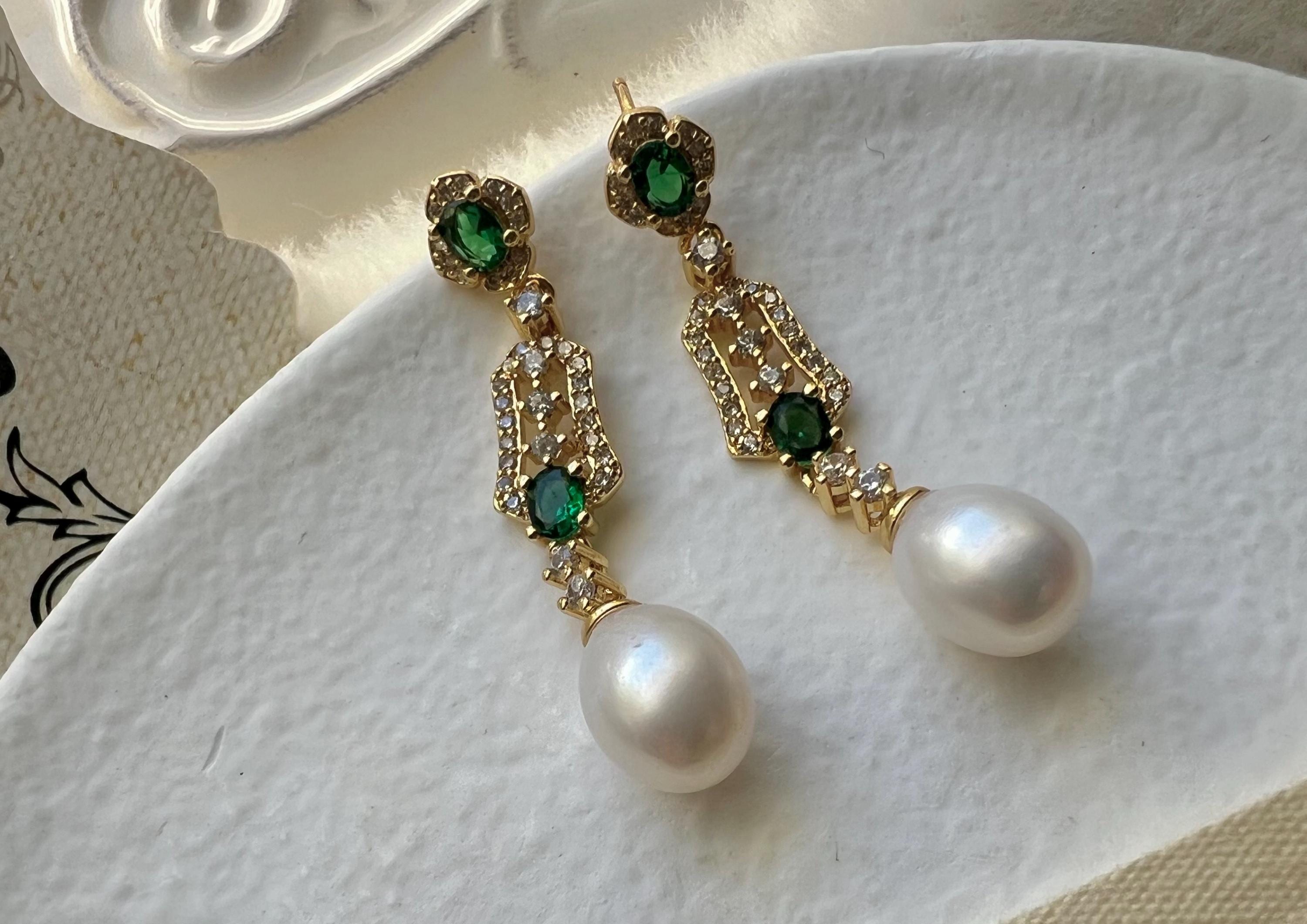 Elegant art deco freshwater pearl dangle earring. Filigree antique earrings. Emerald earrings. Gift for her.
