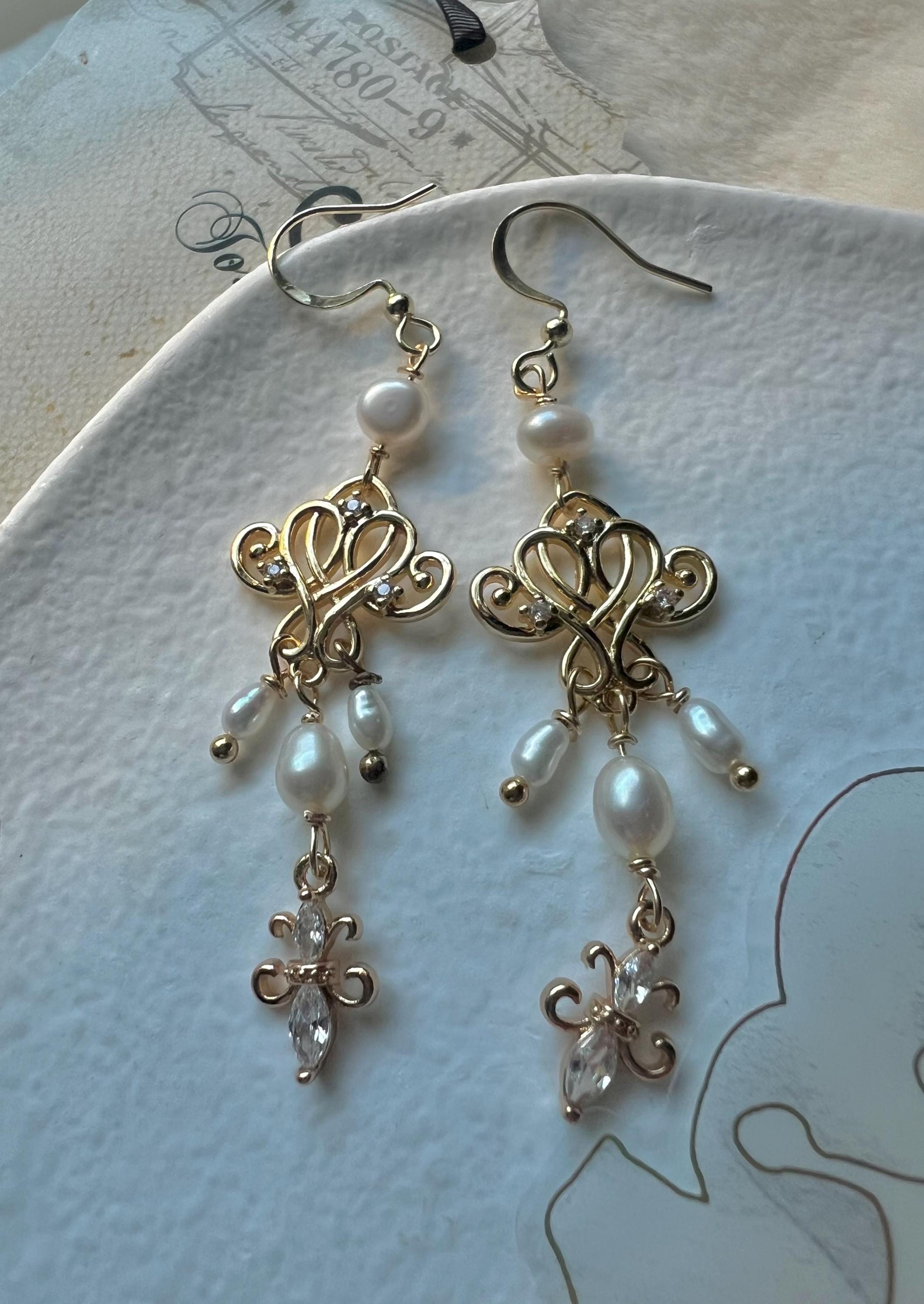 Elegant art deco freshwater pearl dangle earring. Filigree antique earrings. Victoria earrings. Gift for her.