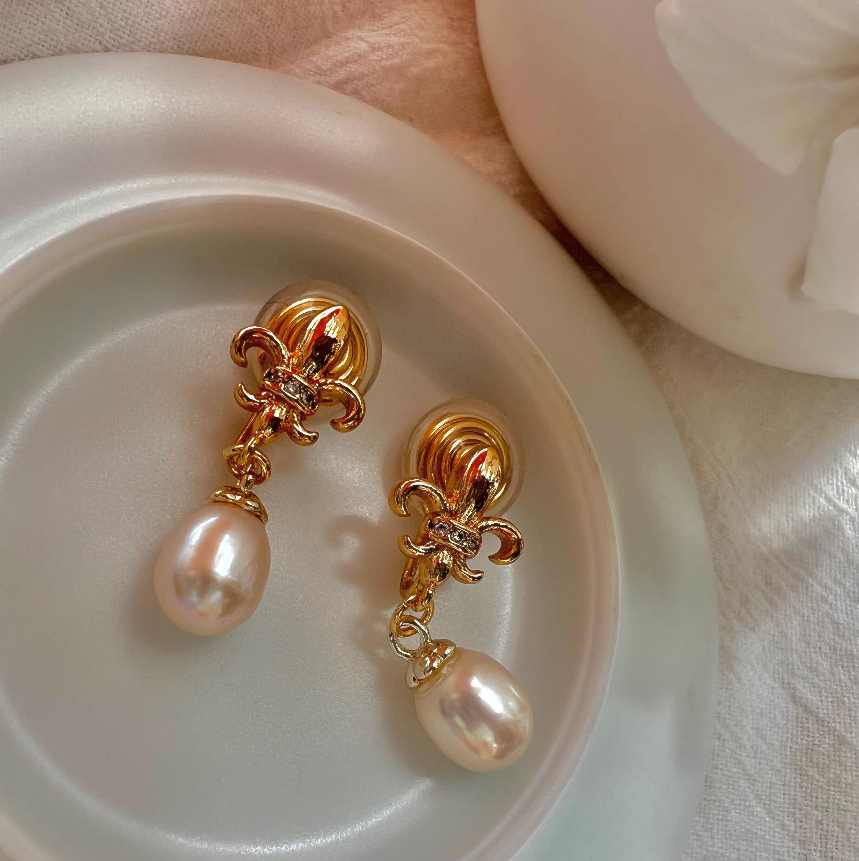 French Fleur de Lis Pearl Earrings, Gold Drop Earrings, Freshwater Pearl Dangle, Vintage Style Bridal Earrings, Elegant Pearl Jewelry Gift