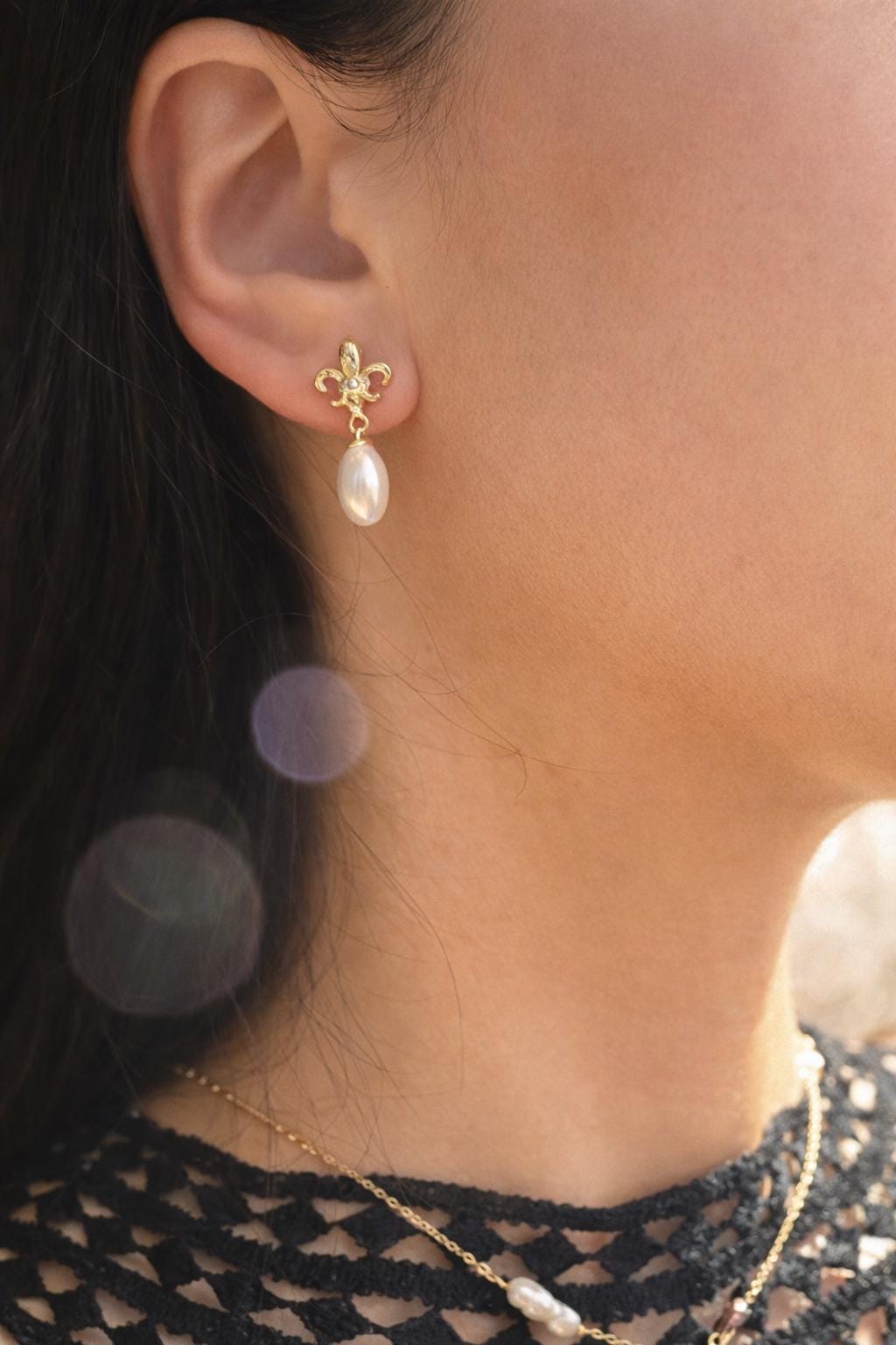 French Fleur de Lis Pearl Earrings, Gold Drop Earrings, Freshwater Pearl Dangle, Vintage Style Bridal Earrings, Elegant Pearl Jewelry Gift