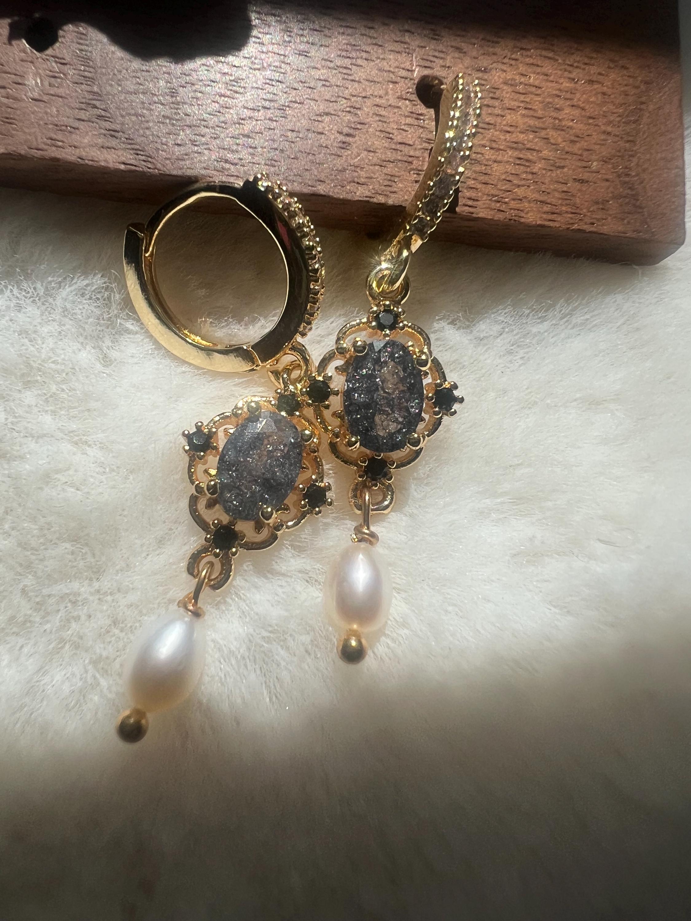 Chic freshwater pearl earrings. Crystal earrings. Fancy earrings.Vintage-Inspired Black Druzy & Pearl Drop Earrings in Gold Filigree